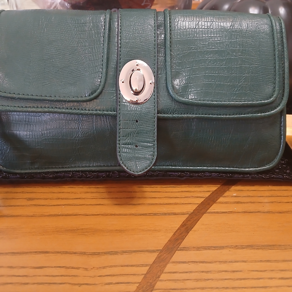 Elegant Green Crocodile-Embossed Clutch